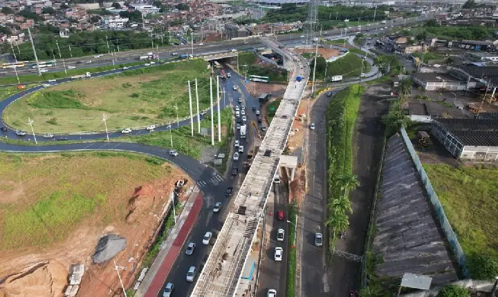 Obras do VLT avançam e alteram tráfego na BR-324 para lançamento de vigas