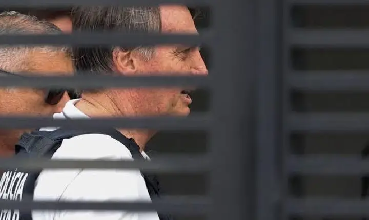 PF faz buscas na casa de Bolsonaro à procura de armas