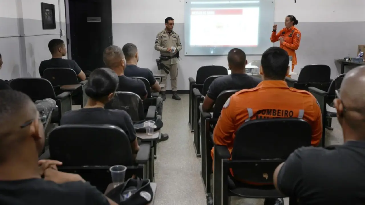 Policiais militares são capacitados para conduzir cães em buscas por pessoas desaparecidas