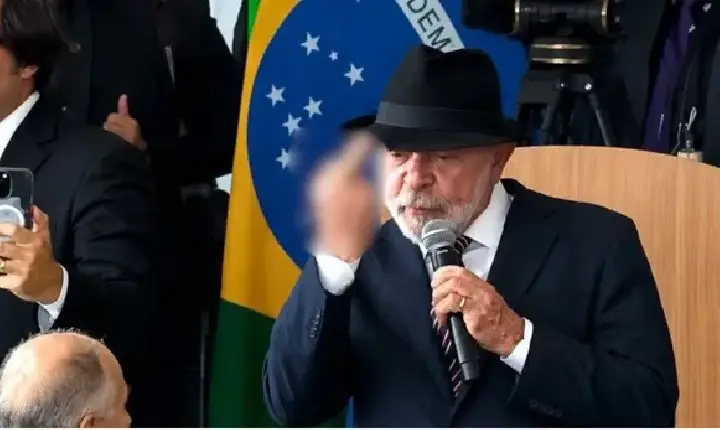 Por que Lula mostrou o dedo do meio durante evento no Planalto