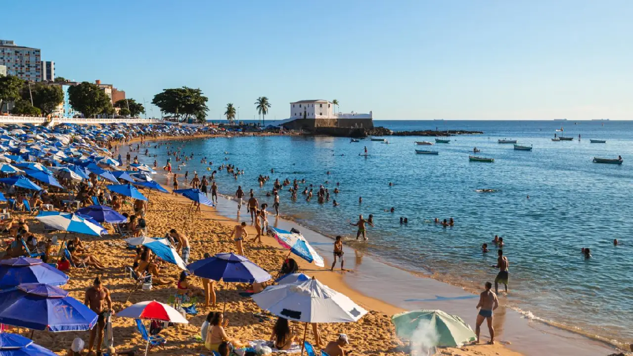 Prefeitura de Salvador inicia instalação de boias de delimitação de área de banho no Porto da Barra nesta terça (1º)