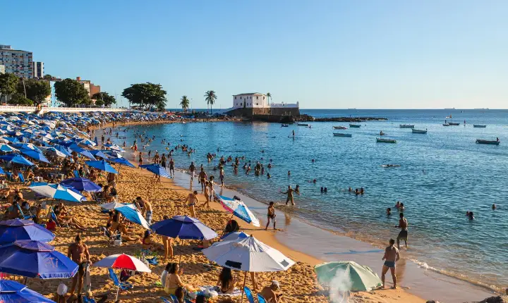 Prefeitura de Salvador inicia instalação de boias de delimitação de área de banho no Porto da Barra nesta terça (1º)