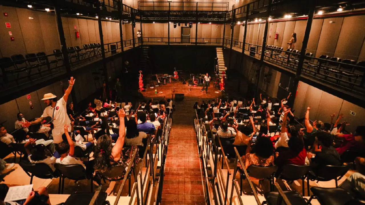 Prefeitura e Projeto Pé de Feijão levam mais de 800 crianças ao Novo Teatro Vila Velha