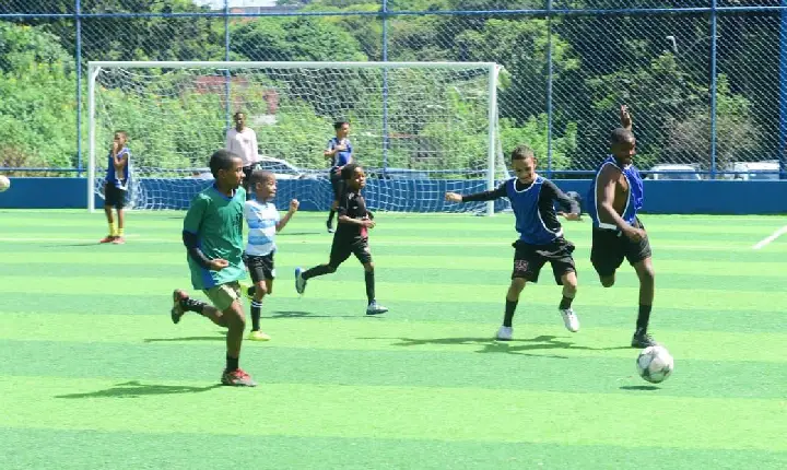 Prefeitura entrega arena esportiva com gramado sintético em Jaguaripe I e amplia opções de lazer em Cajazeiras