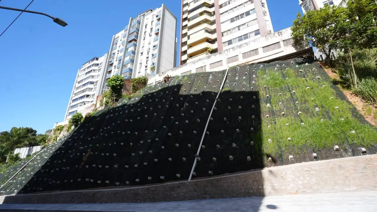 Prefeitura entrega contenção Ladeira da Cruz da Redenção e chega a 608 encostas protegidas