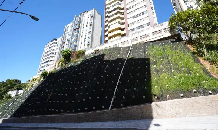 Prefeitura entrega contenção Ladeira da Cruz da Redenção e chega a 608 encostas protegidas