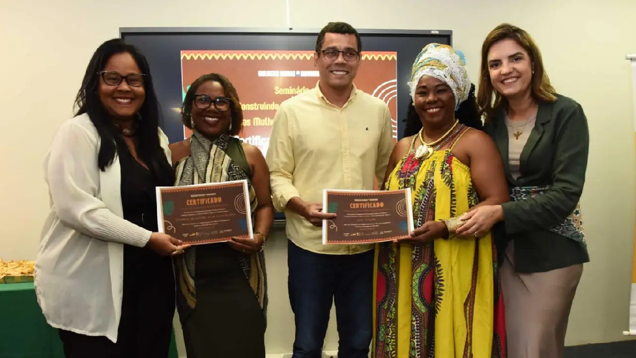 Prefeitura promove seminário sobre políticas públicas para mulheres e homenageia servidoras negras em Salvador