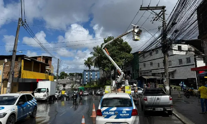 Prefeitura realiza manutenção estratégica da iluminação pública na Estrada das Barreiras
