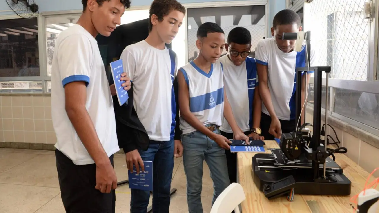 Projeto Engenhoka leva robótica e artes visuais a estudantes de escola municipal de Salvador