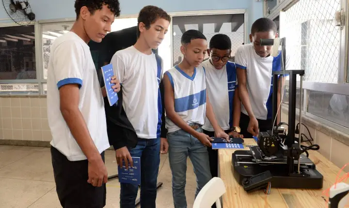 Projeto Engenhoka leva robótica e artes visuais a estudantes de escola municipal de Salvador