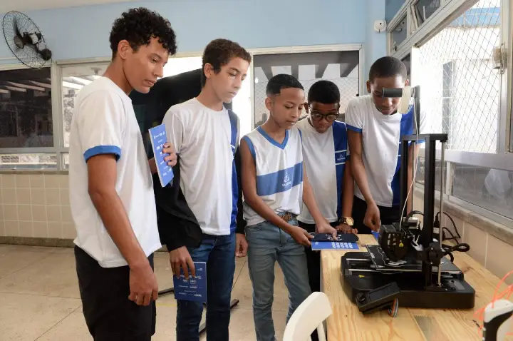 Projeto Engenhoka leva robótica e artes visuais a estudantes de escola municipal de Salvador
