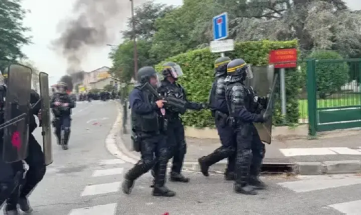 Protestos na França escalam após adolescente perder a mão em confrontos