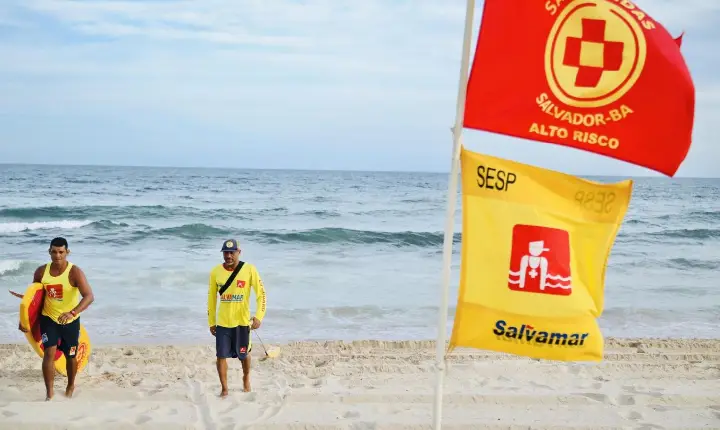 Salvamar alerta para risco de afogamentos e orienta banhistas sobre mar agitado em Salvador