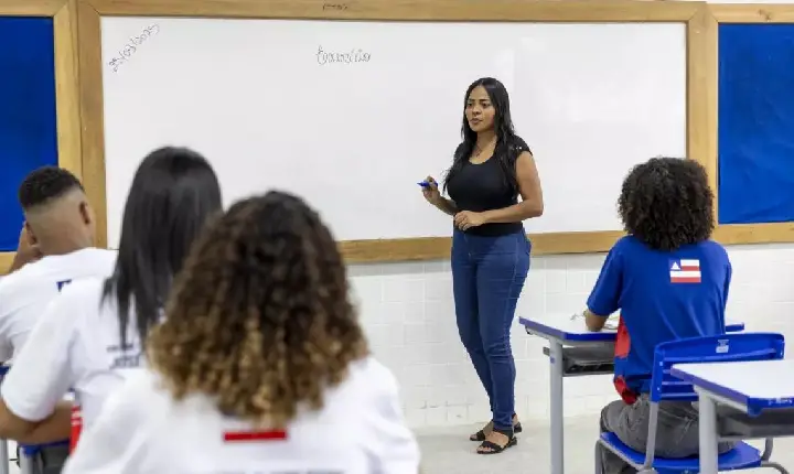 SEC publica lista provisória de profissionais da Educação para mudança do padrão na carreira