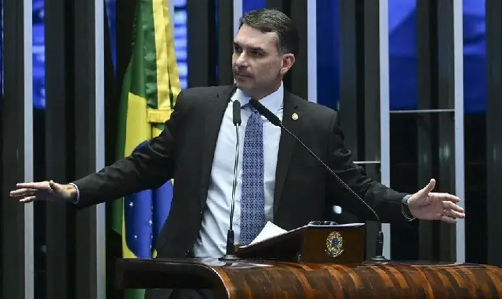 Senado diz que Flávio Bolsonaro não solicitou missão oficial com ônus