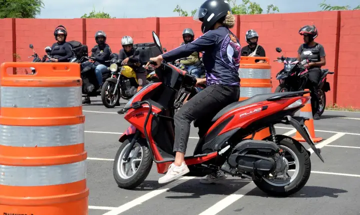 Transalvador abre nova turma para treinamento gratuito de pilotagem segura para motociclistas