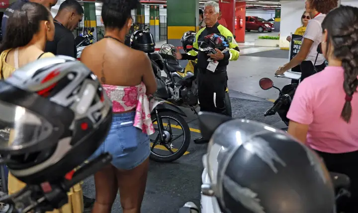 Transalvador orienta motociclistas sobre segurança viária durante ação no Center Lapa