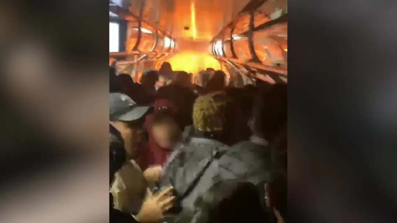 Trem pega fogo no Centro de SP e passageiros andam nos trilhos