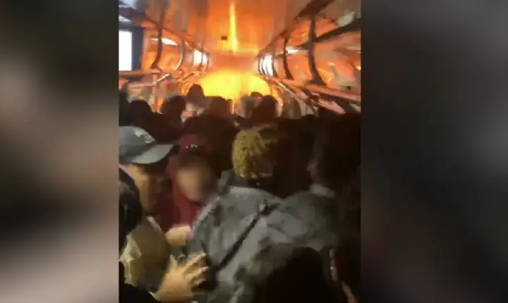 Trem pega fogo no Centro de SP e passageiros andam nos trilhos