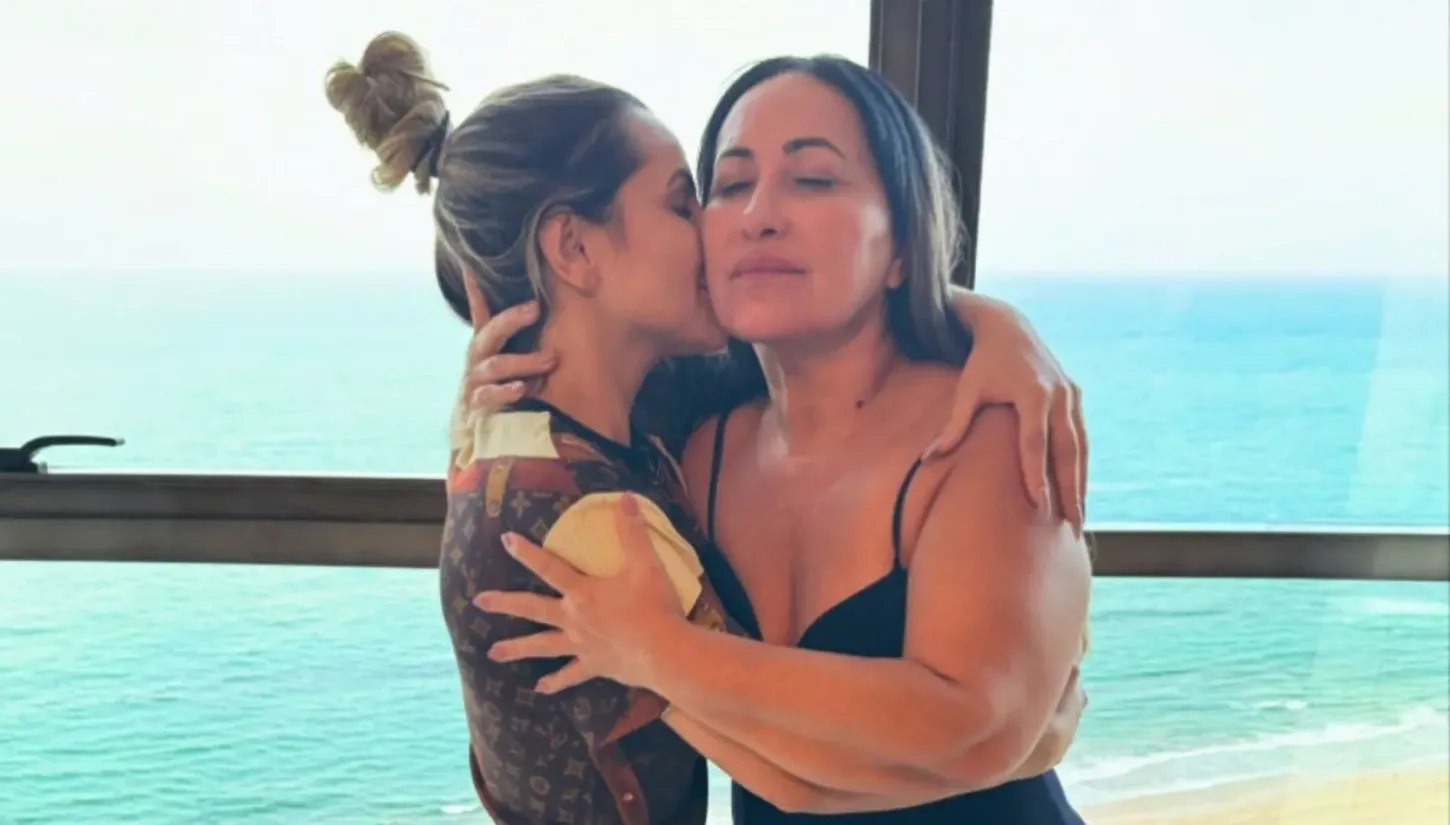 Deolane Bezerra reencontra mãe após serem liberadas da cadeia: “Obrigada”