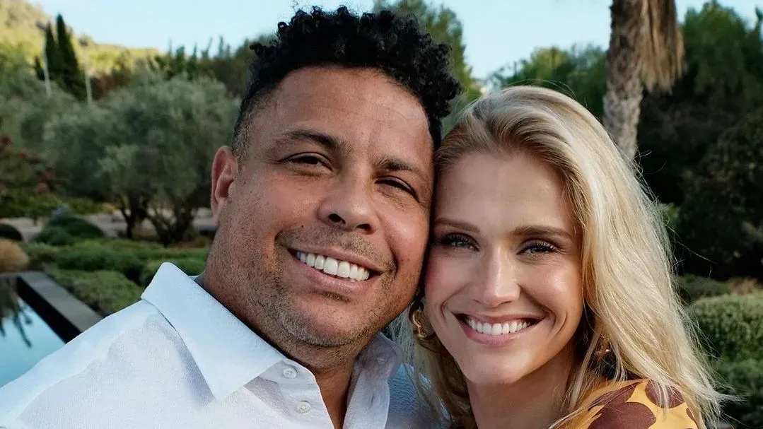 Esposa de Ronaldo Fenômeno mostra “perrengue chique” em aniversário em Ibiza