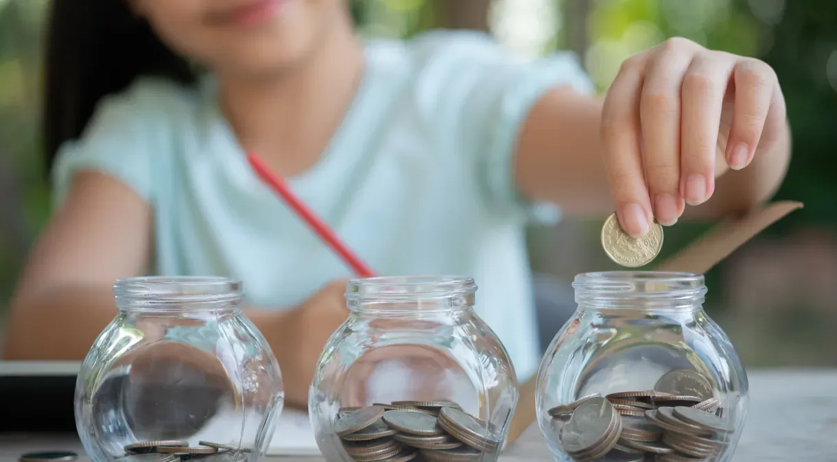 56% das famílias brasileiras pagam mesadas para filhos, mostra pesquisa