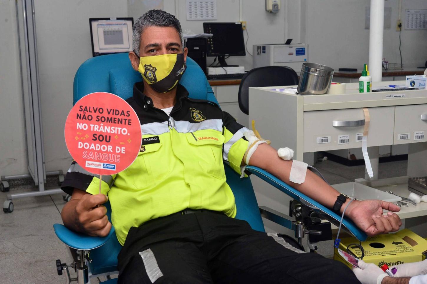 Agentes da Transalvador participam de mutirão de doação de sangue na Fundação Hemoba nesta terça (26)