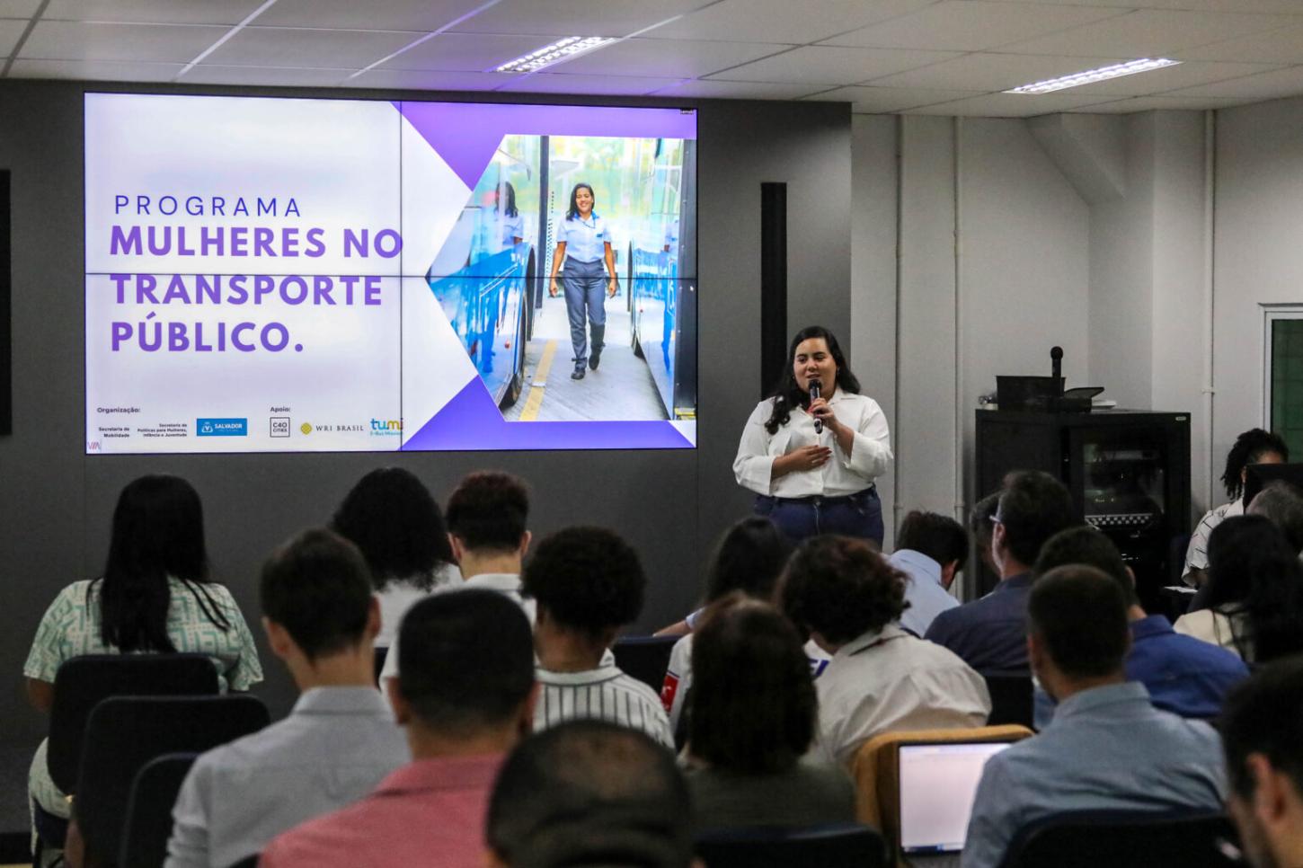 Prefeitura de Salvador promove encontro para ampliar participação feminina no transporte público
