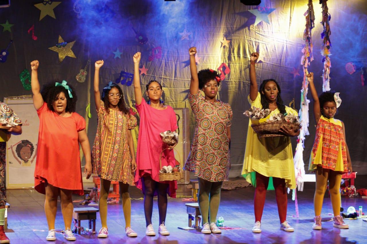 Espetáculo ‘Tardes Pretinhas’ aposta no protagonismo da cultura afro-brasileira para crianças