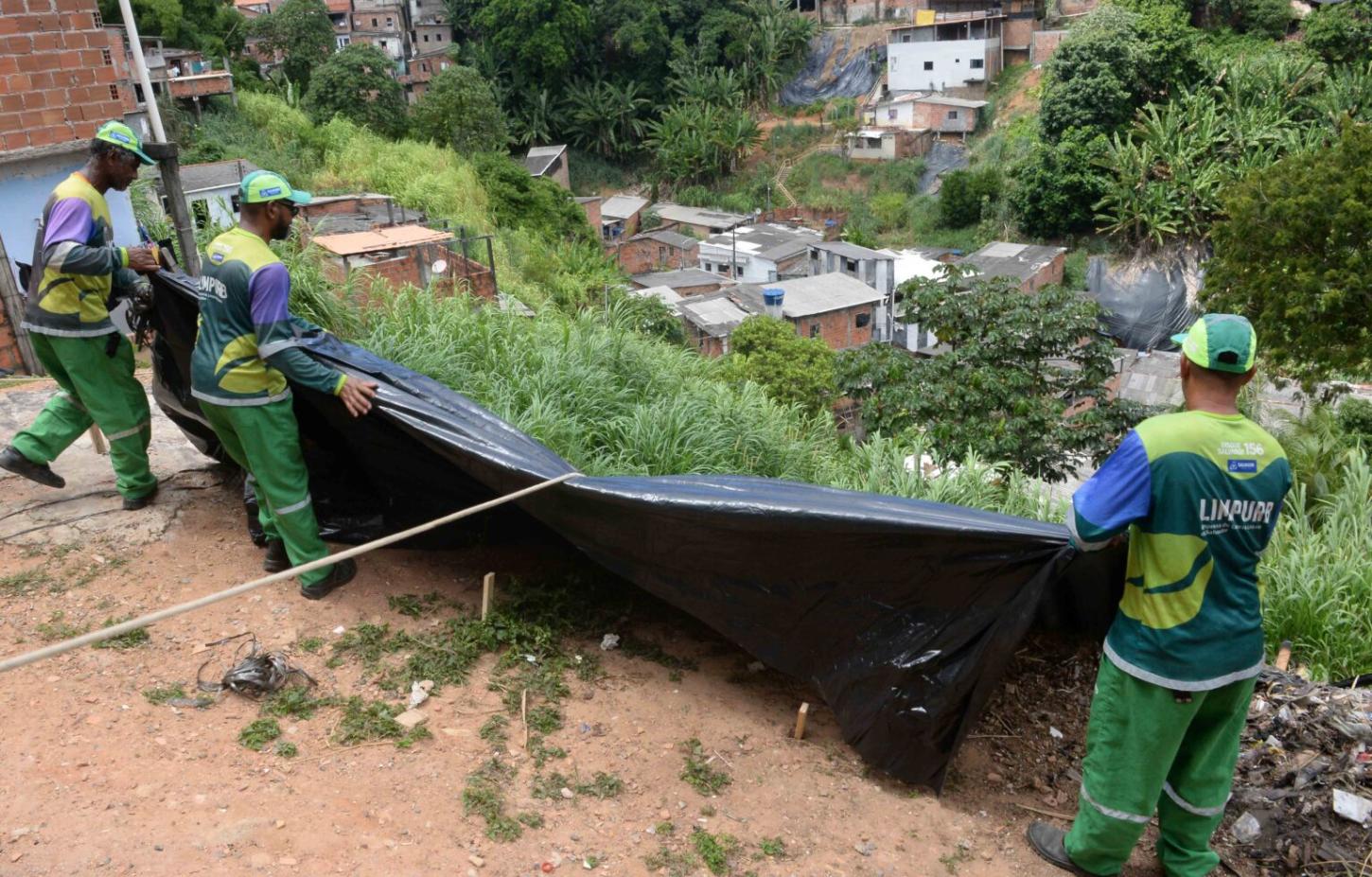 Limpurb reforça instalação de lonas em encostas de Salvador
