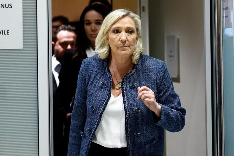 Marine Le Pen, líder da extrema direita na França, se torna inelegível após condenação por desvios públicos