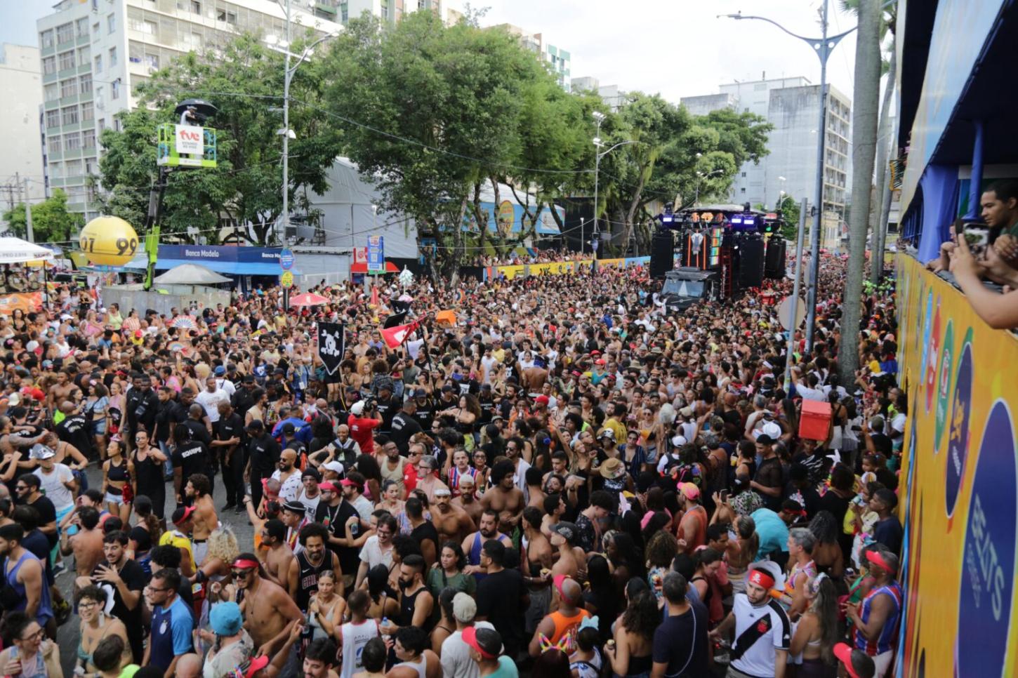 Navio Pirata do BaianaSystem comanda um mar de foliões no Circuito Osmar