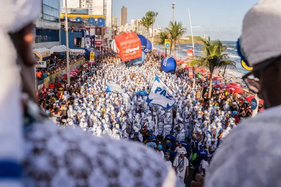 Tapete Branco dos Filhos de Gandhy toma conta do Circuito Barra-Ondina no penúltimo dia do Carnaval