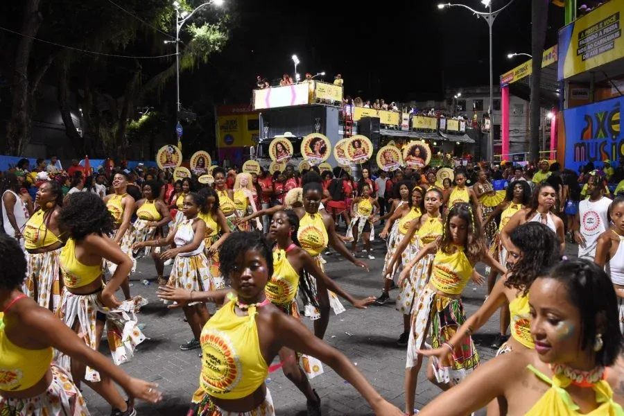 Trio Pipoca das Pretas exalta protagonismo negro e combate ao racismo no Carnaval