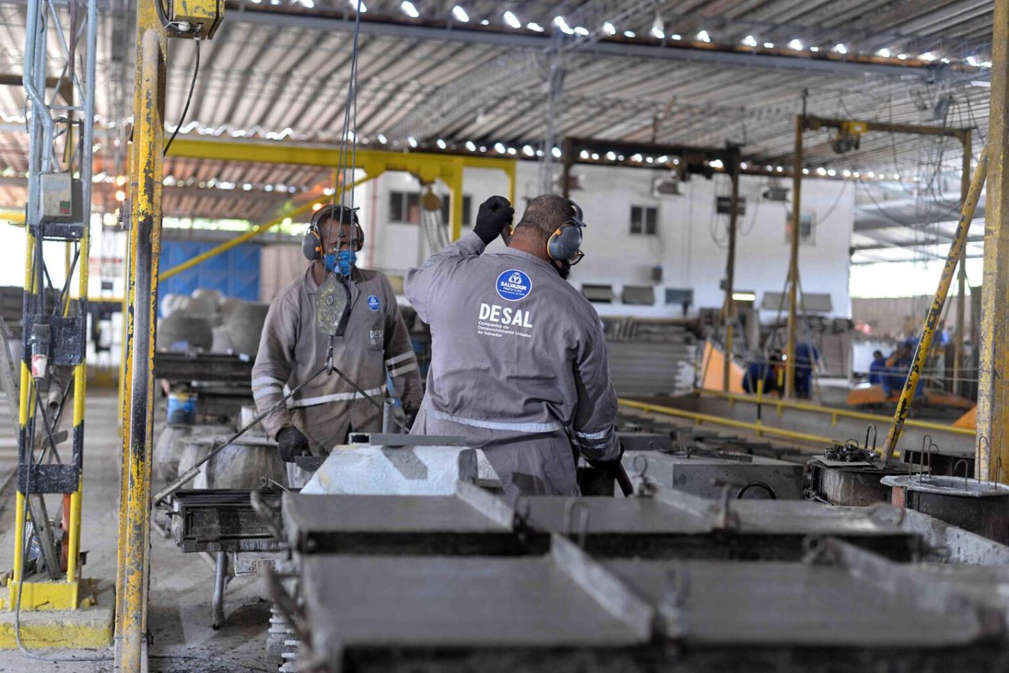 Desal produz anualmente mais de 50 mil peças de mobiliário urbano em Salvador