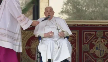 Papa Francisco faz aparição na Praça de São Pedro durante Domingo de Ramos