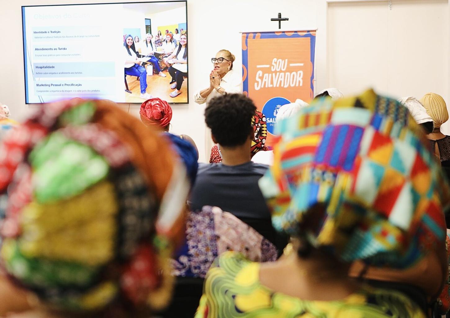 Baianas e baianos de acarajé participam de qualificação do Sou Salvador