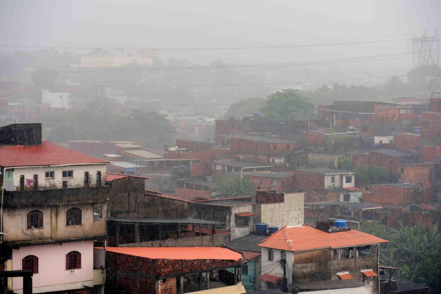 Cavado associado a resquícios de frente fria ainda ocasionam chuvas em Salvador