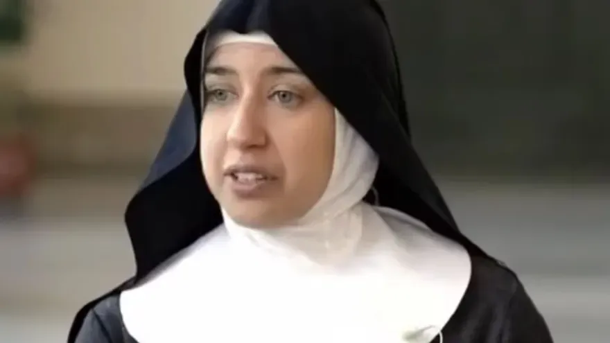 Quem é Aline Ghammachi, a brasileira “bonita demais para ser freira”