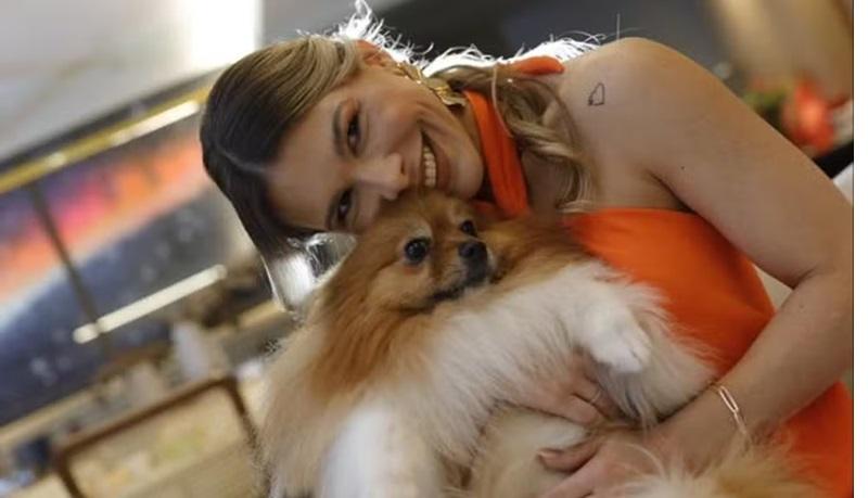 Advogada que morreu após barco naufragar filmou passeio no mar com noivo e cadela momentos antes do acidente