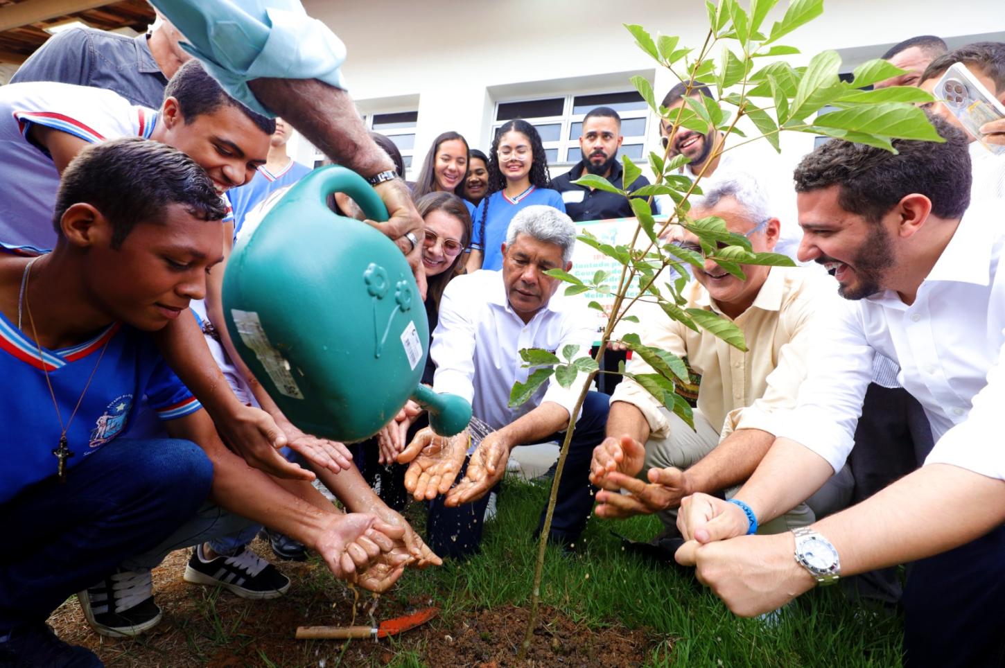 Governo do Estado fortalece educação e segurança em Apuarema com entrega de equipamentos