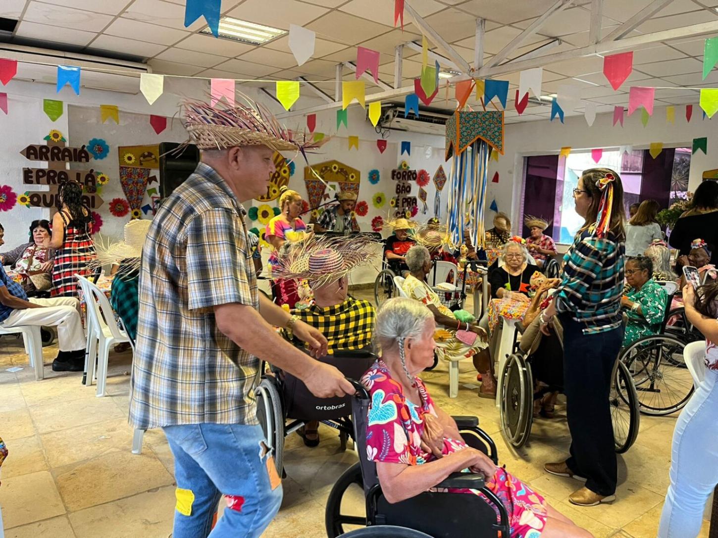 Idosos acolhidos no Abrigo D. Pedro II comemoram o São João