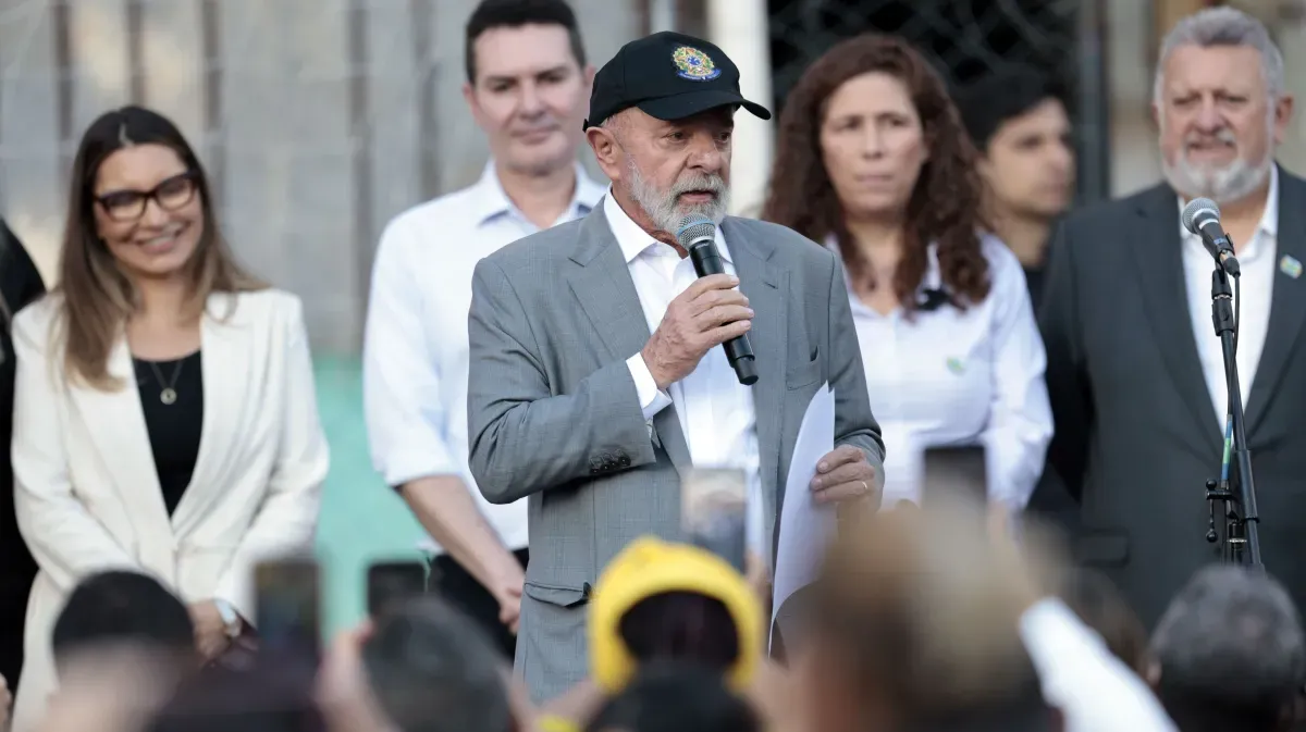 Lula diz que vai revogar decreto que impede traslado de brasileiros