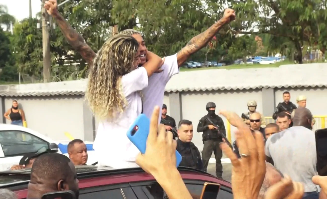 MC Poze do Rodo deixa prisão em carro de luxo no RJ; veja imagens