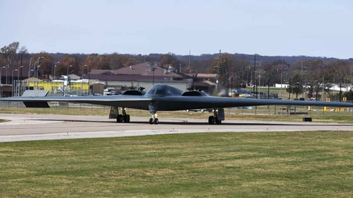 Pilotos de B-2 envolvidos em missão no Irã pousaram no Missouri, diz Trump