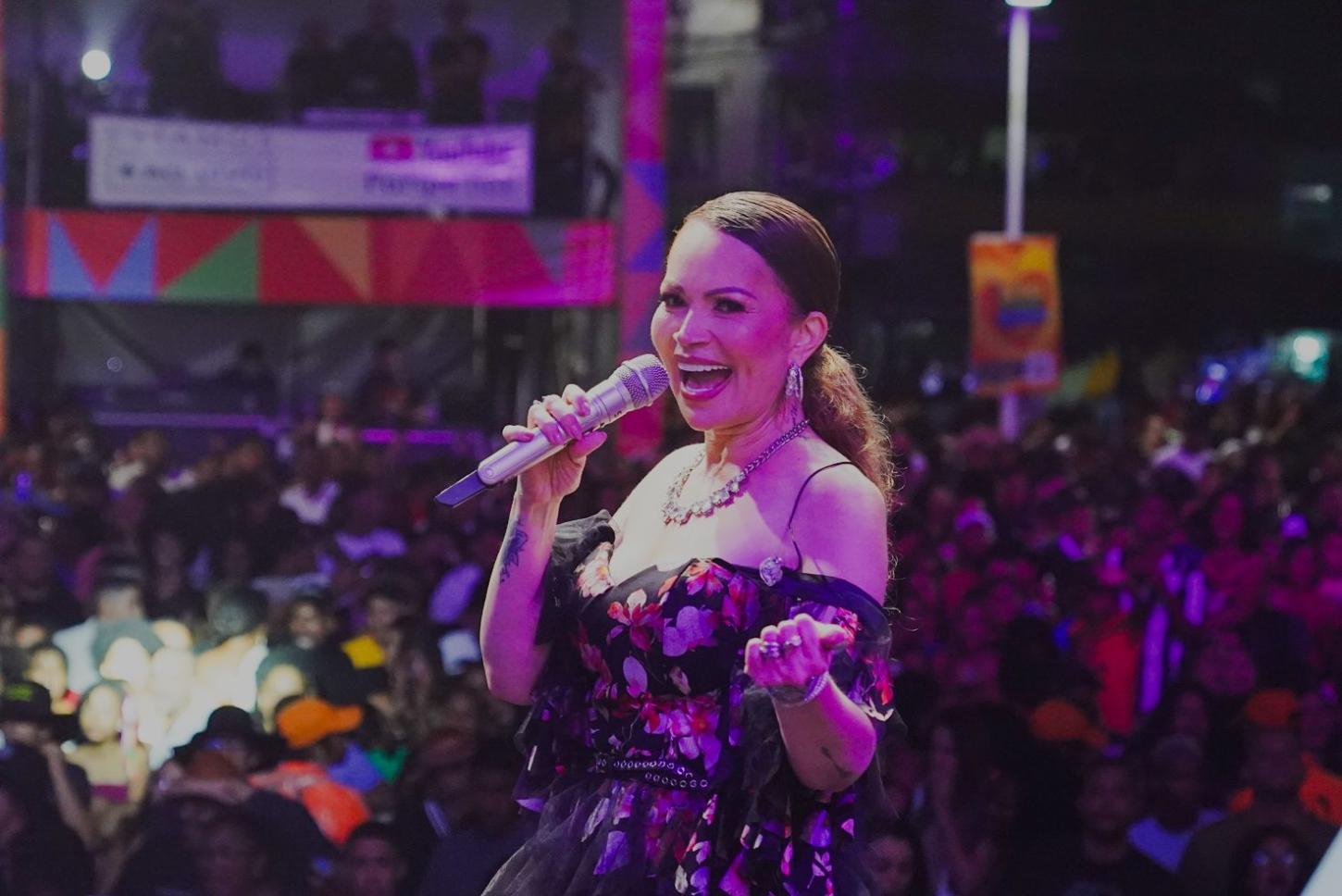 Solange Almeida arrasta multidão em Paripe e celebra São João na comunidade: “Todo mundo pode curtir na porta de casa”