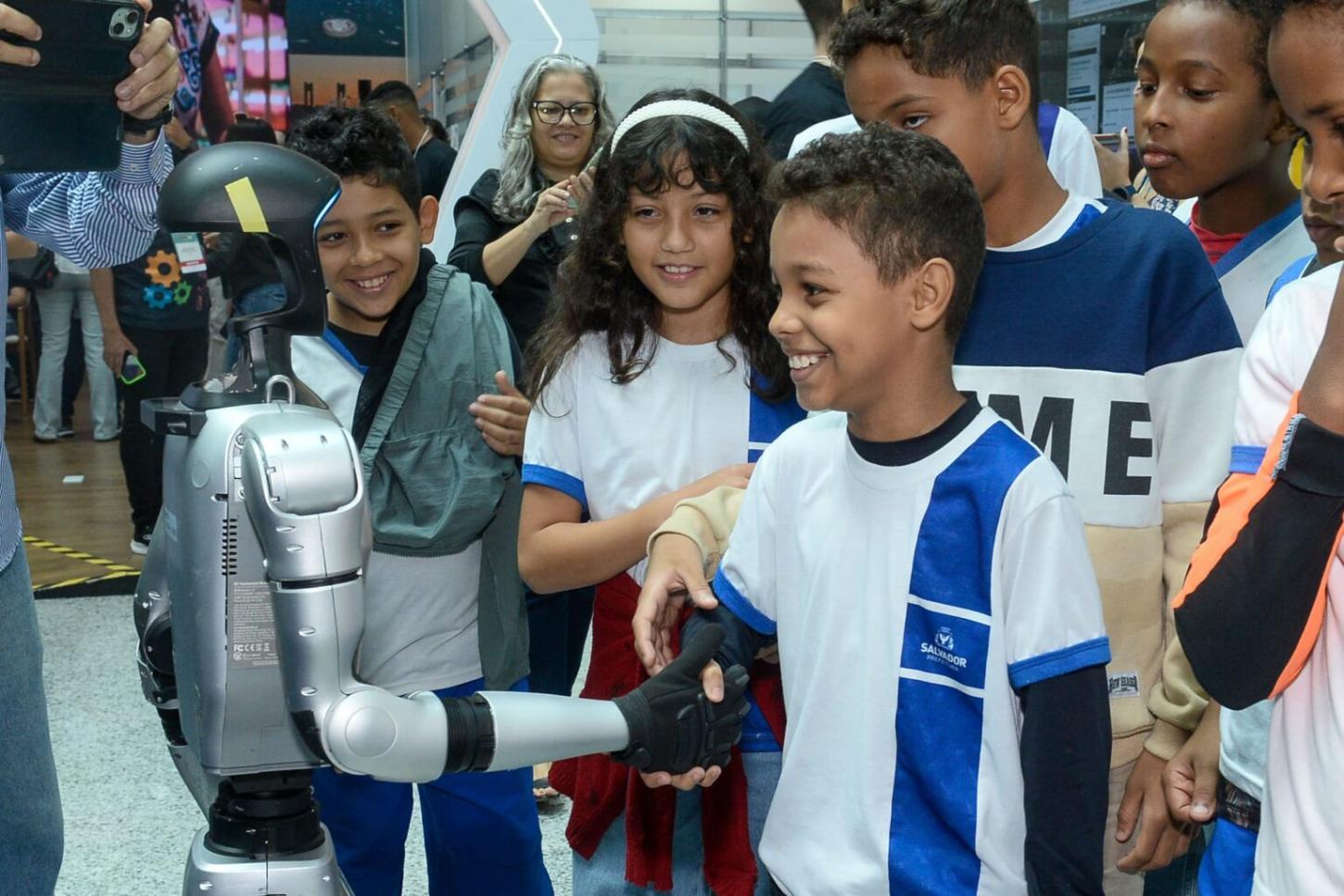 Estudantes lotam Centro de Convenções Salvador para conferir RoboCup 2025
