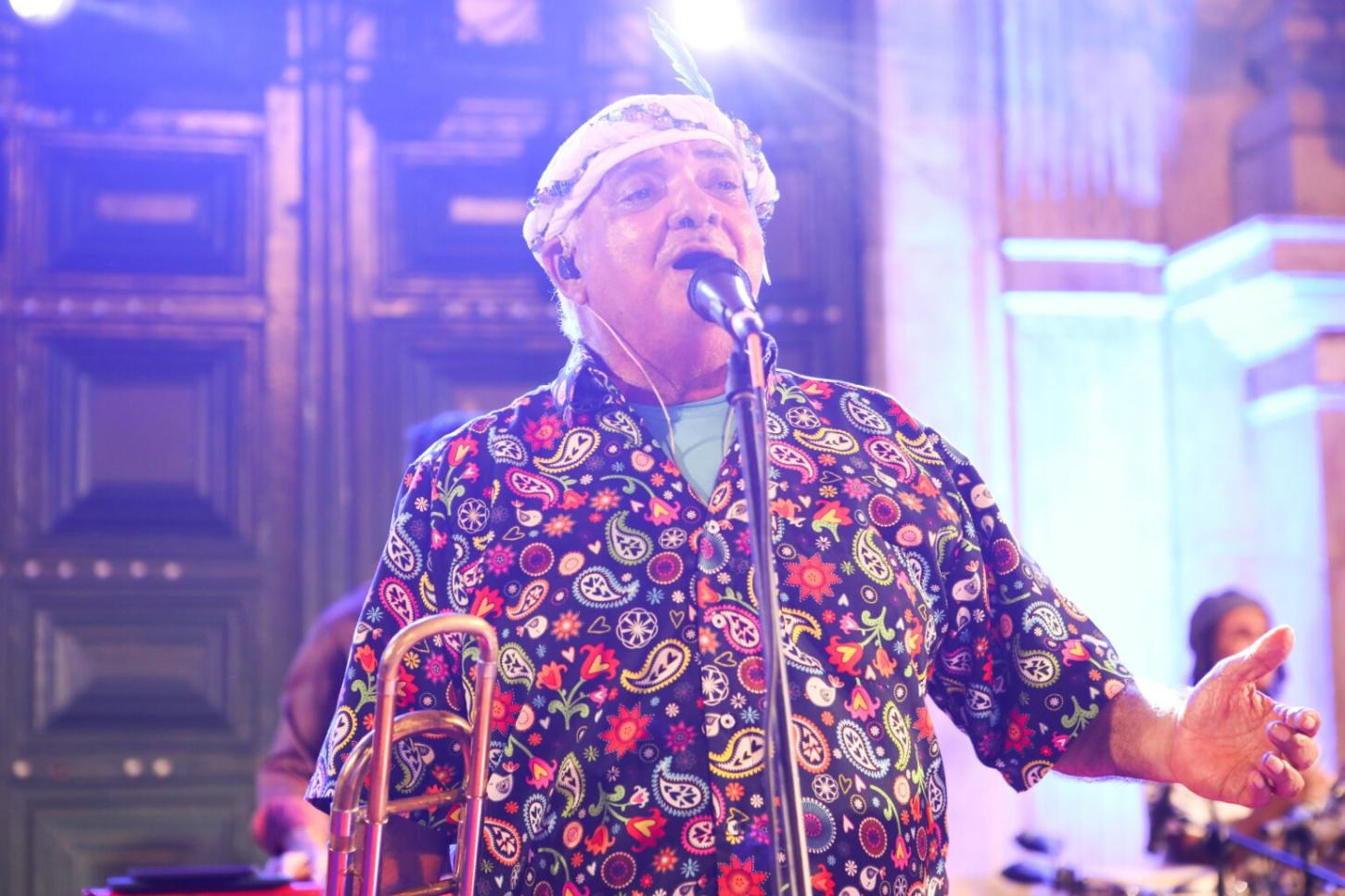 Gerônimo realiza show com participação de cantoras baianas em homenagem ao 2 de Julho