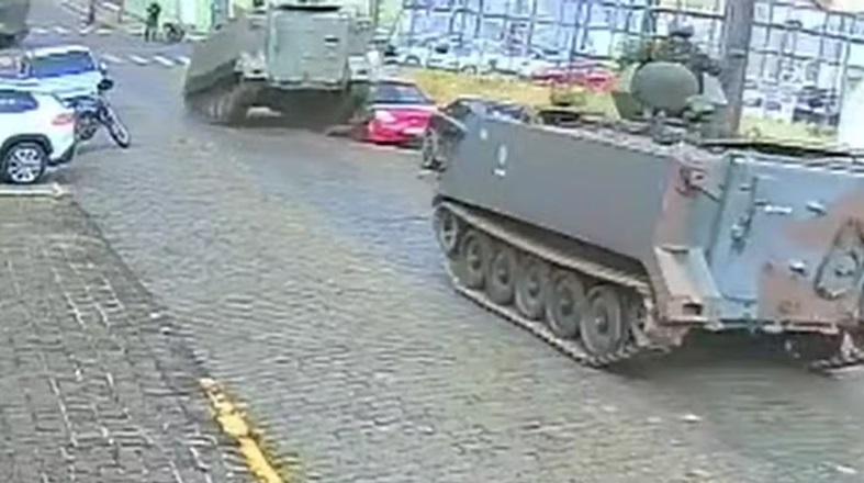 na contramão, tanque do Exército passa por cima de lateral de carro estacionado em Ponta Grossa