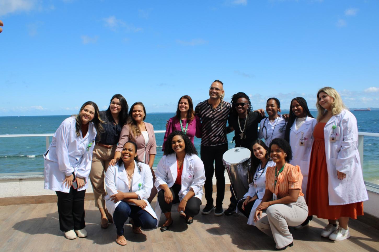 Pacientes do Hospital da Mulher se emocionam com projeto ‘Música Cura’, de vocalista da Timbalada
